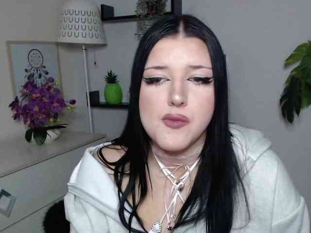 Miabrunette22 webcam
