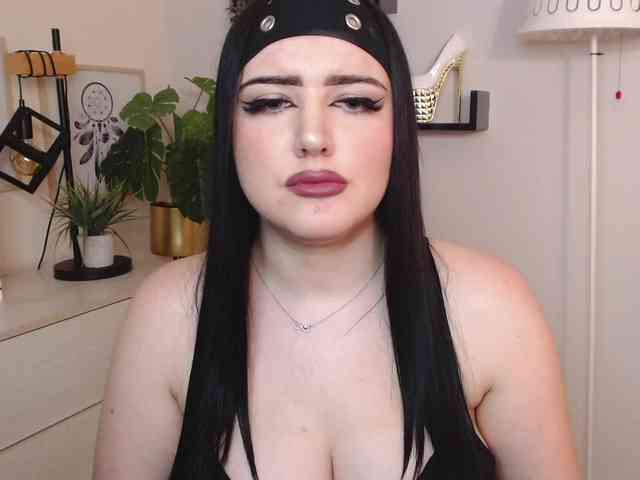 Miabrunette22 webcam