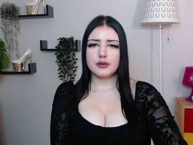 Miabrunette22 webcam