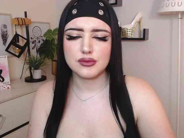 Miabrunette22 webcam