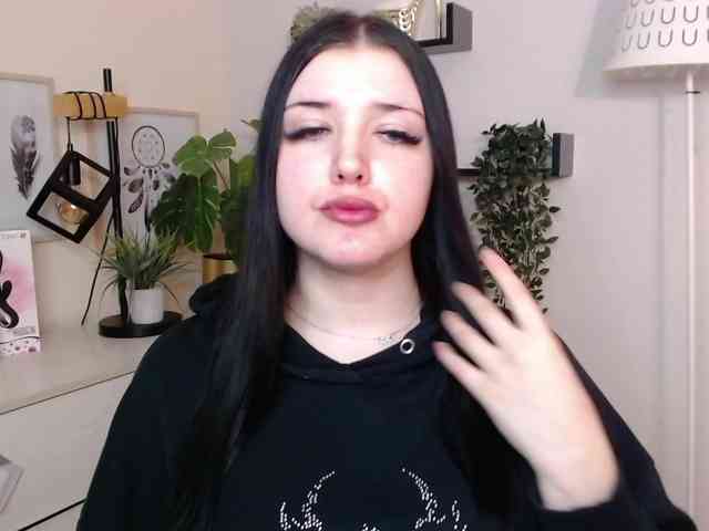 Miabrunette22 webcam