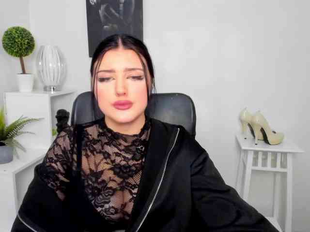 Miabrunette22 webcam