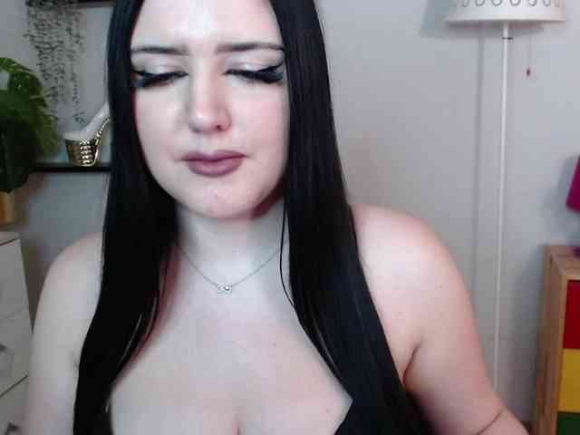 Miabrunette22 webcam