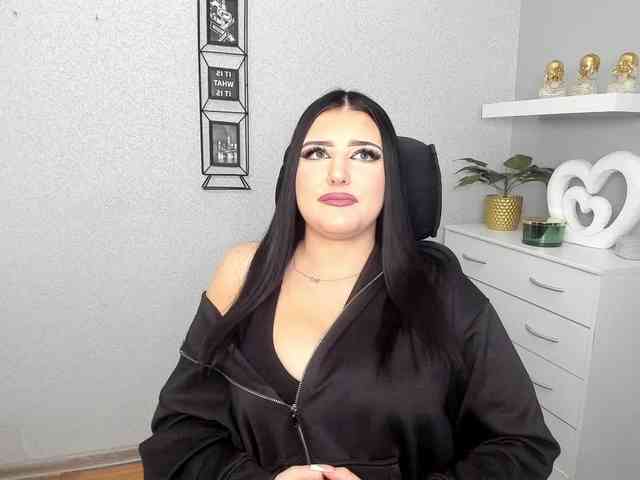 Miabrunette22 webcam