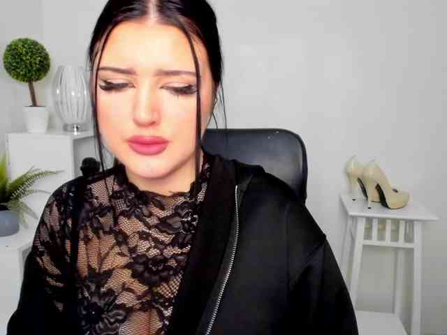 Miabrunette22 webcam