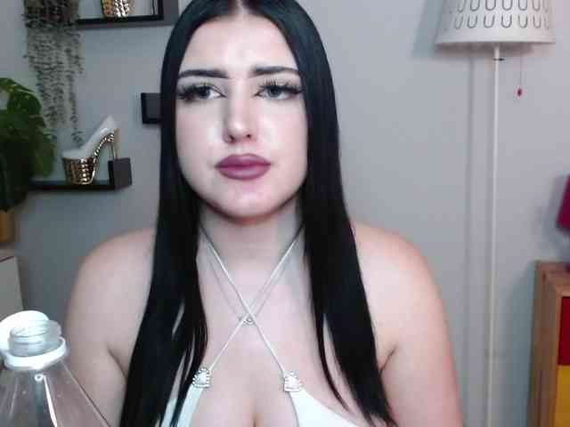 Miabrunette22 webcam