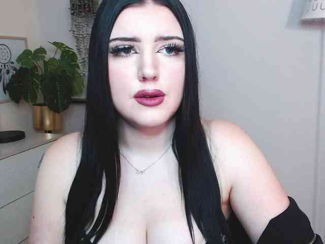 Miabrunette22 webcam