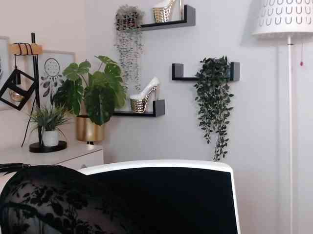 Miabrunette22 webcam