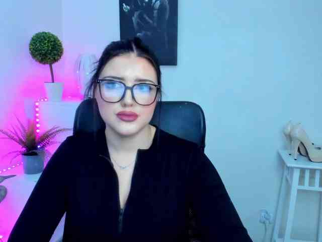 Miabrunette22 webcam