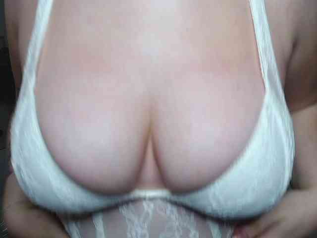 Miabrunette22 webcam