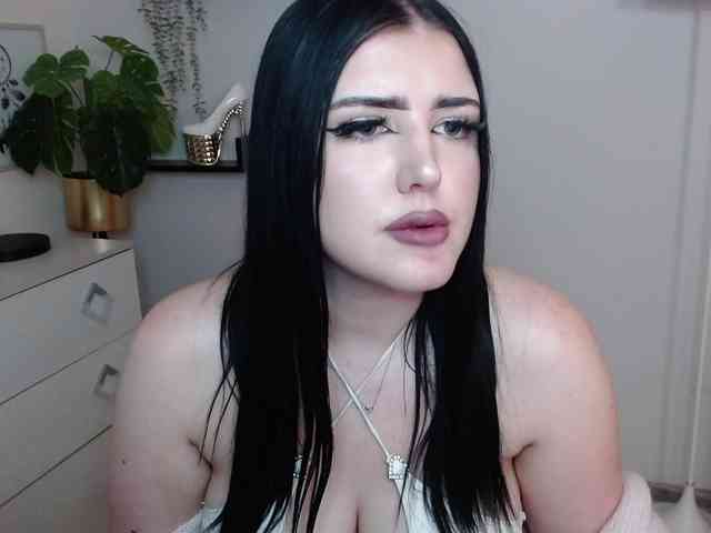 Miabrunette22 webcam