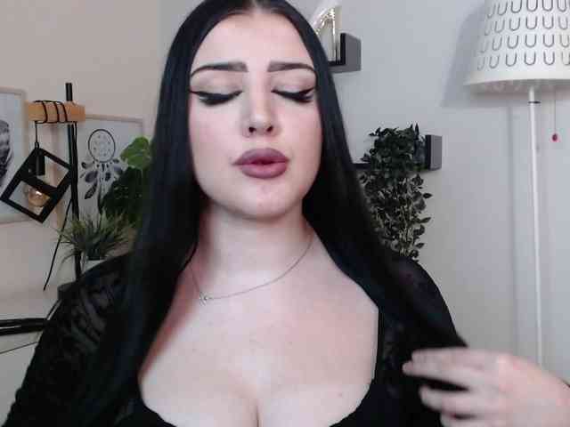 Miabrunette22 webcam