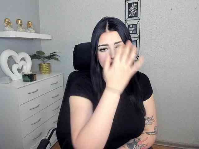 Miabrunette22 webcam