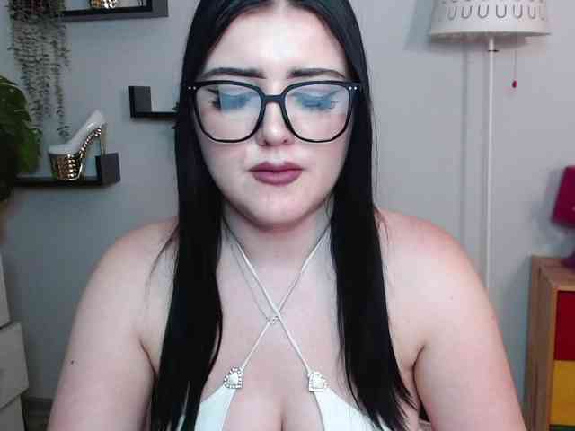 Miabrunette22 webcam