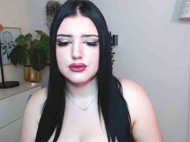 Miabrunette22 webcam