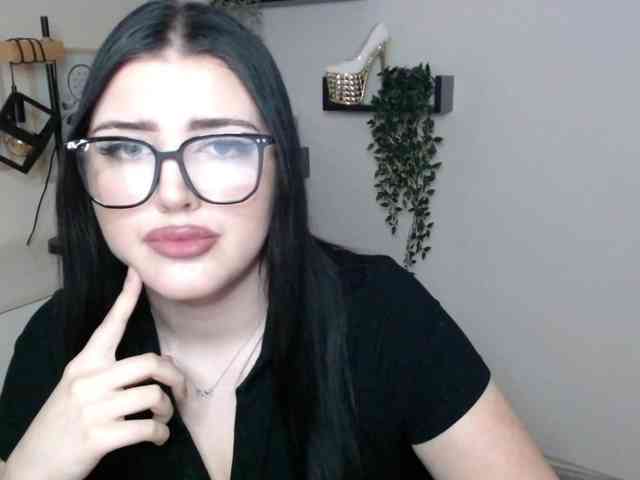Miabrunette22 webcam