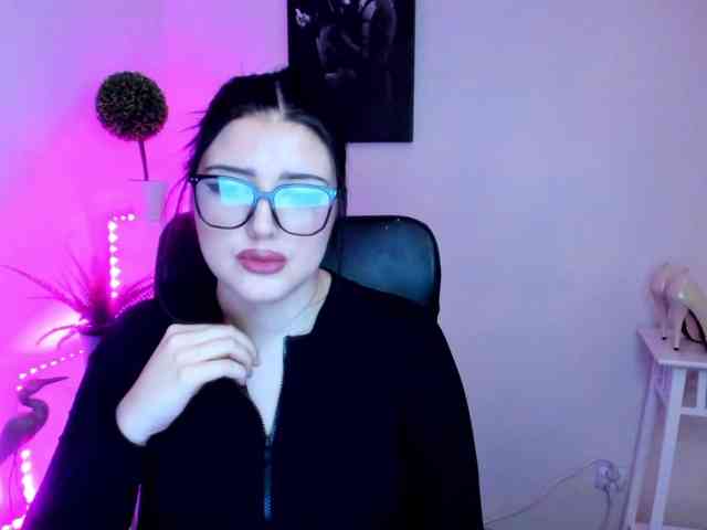 Miabrunette22 webcam