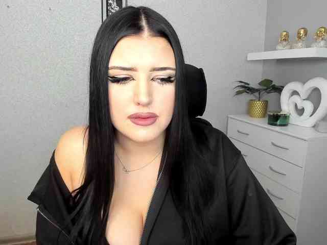 Miabrunette22 webcam