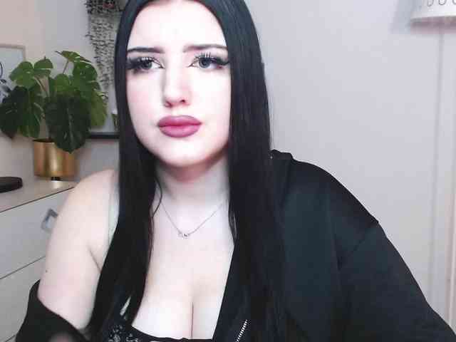 Miabrunette22 webcam