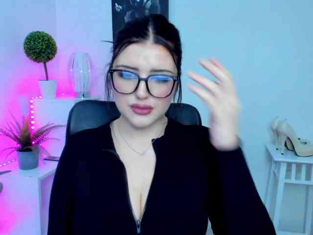 Miabrunette22 webcam