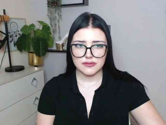 Miabrunette22 webcam