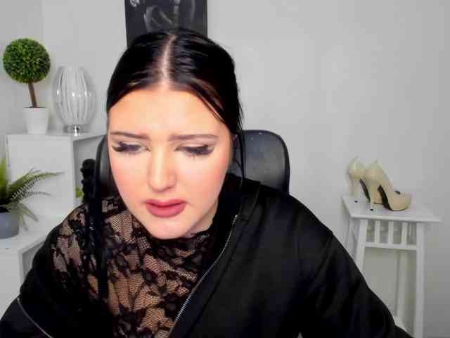 Miabrunette22 webcam