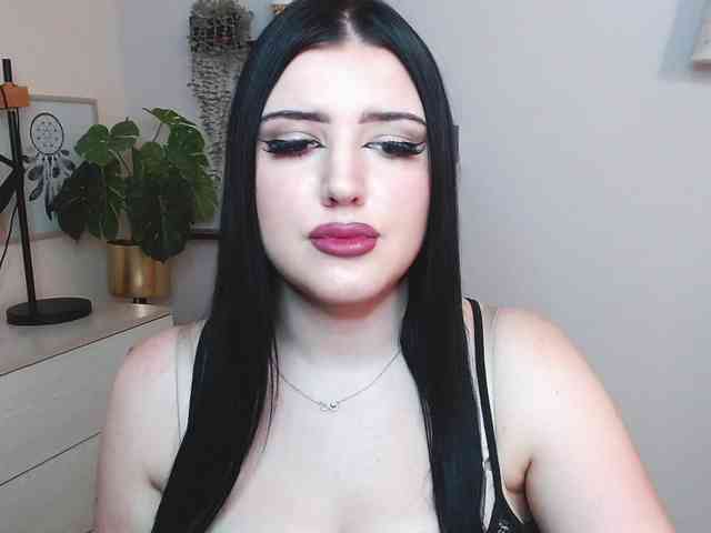 Miabrunette22 webcam
