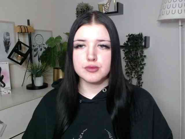 Miabrunette22 webcam