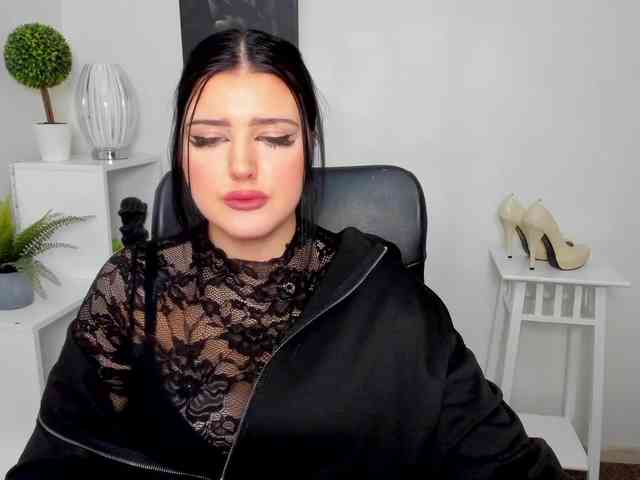 Miabrunette22 webcam