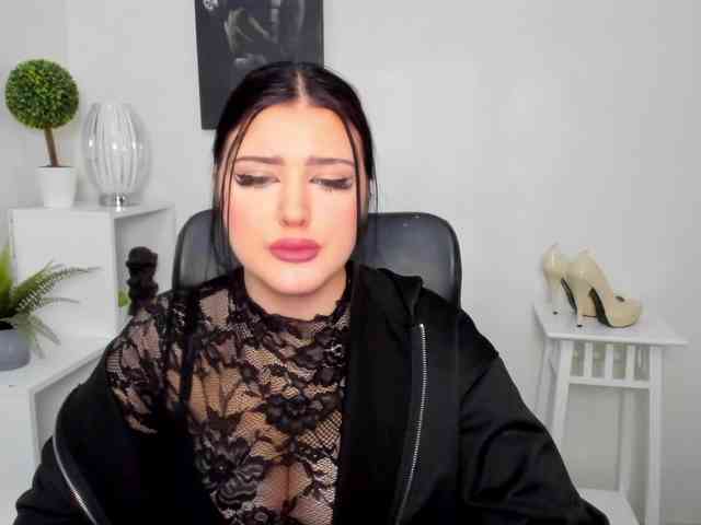 Miabrunette22 webcam