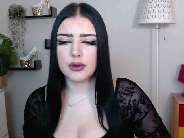 Miabrunette22 webcam