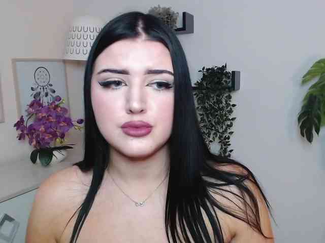 Miabrunette22 webcam