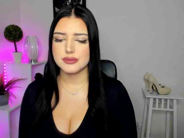 Miabrunette22 webcam