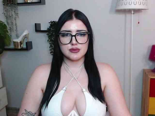 Miabrunette22 webcam