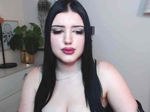 Miabrunette22 webcam