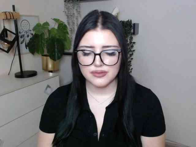 Miabrunette22 webcam