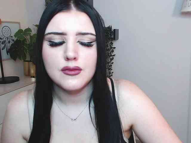 Miabrunette22 webcam