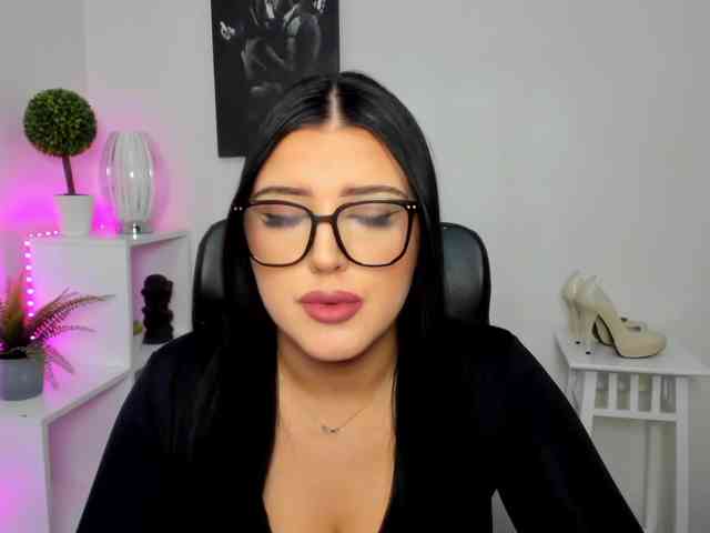 Miabrunette22 webcam