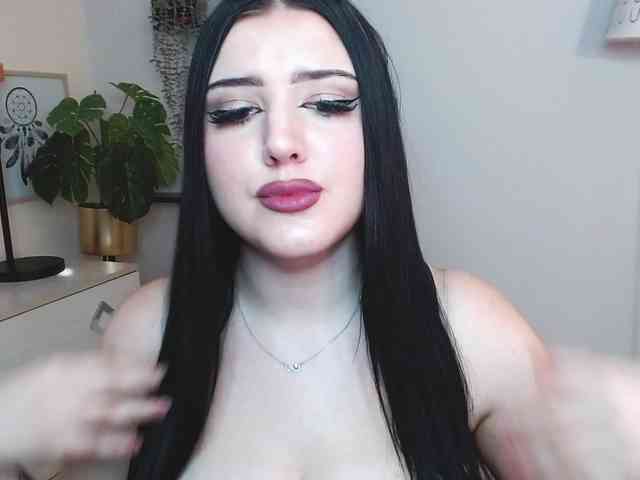 Miabrunette22 webcam