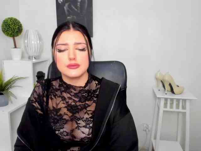 Miabrunette22 webcam