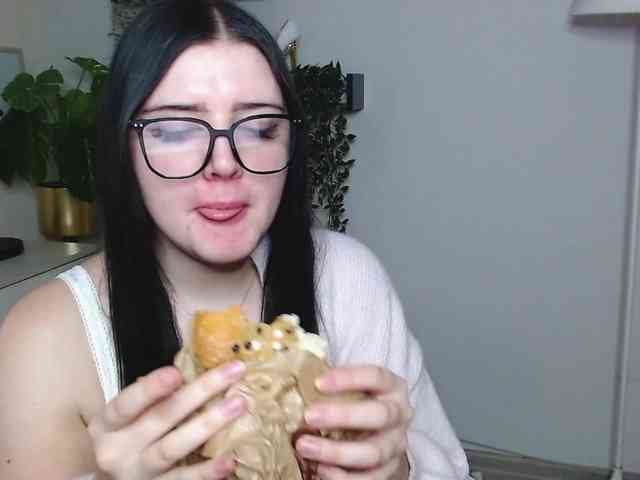 Miabrunette22 webcam