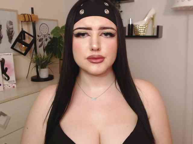 Miabrunette22 webcam