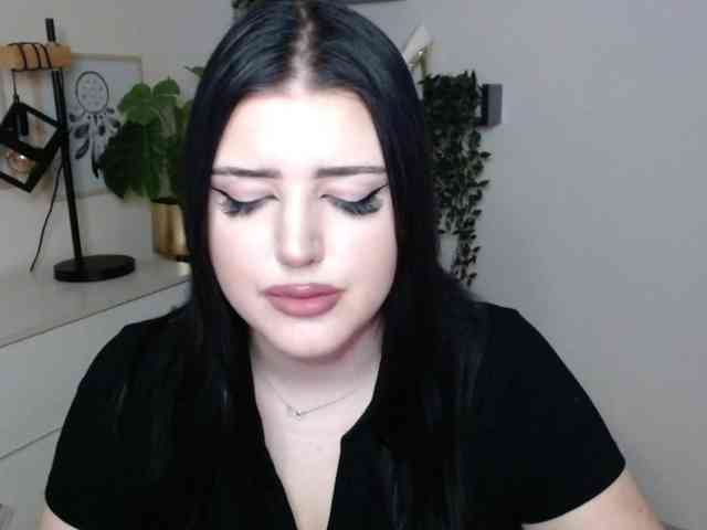 Miabrunette22 webcam