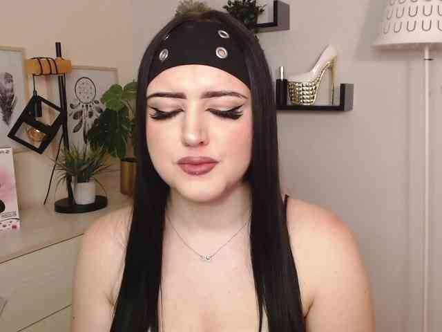 Miabrunette22 webcam