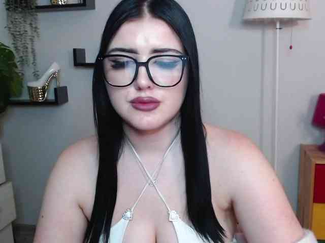 Miabrunette22 webcam