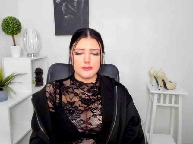 Miabrunette22 webcam