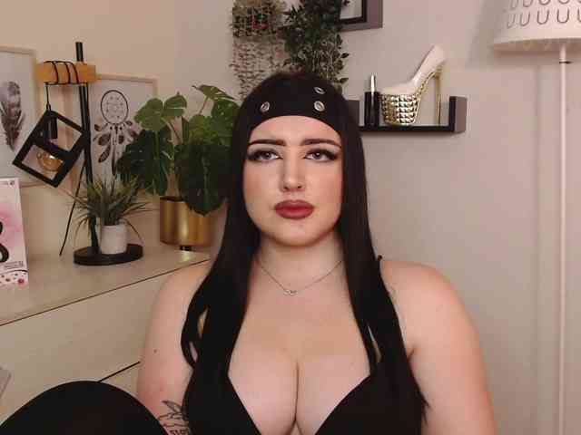 Miabrunette22 webcam