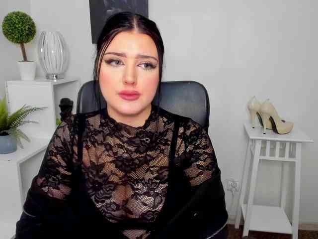 Miabrunette22 webcam