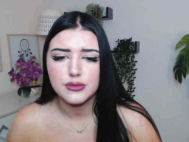 Miabrunette22 webcam