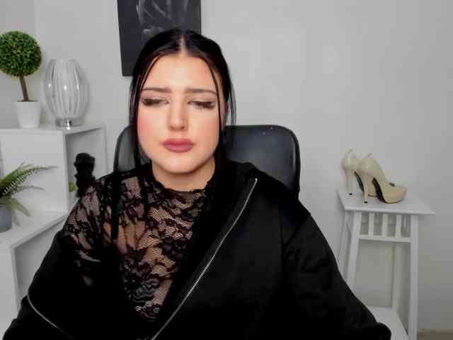 Miabrunette22 webcam